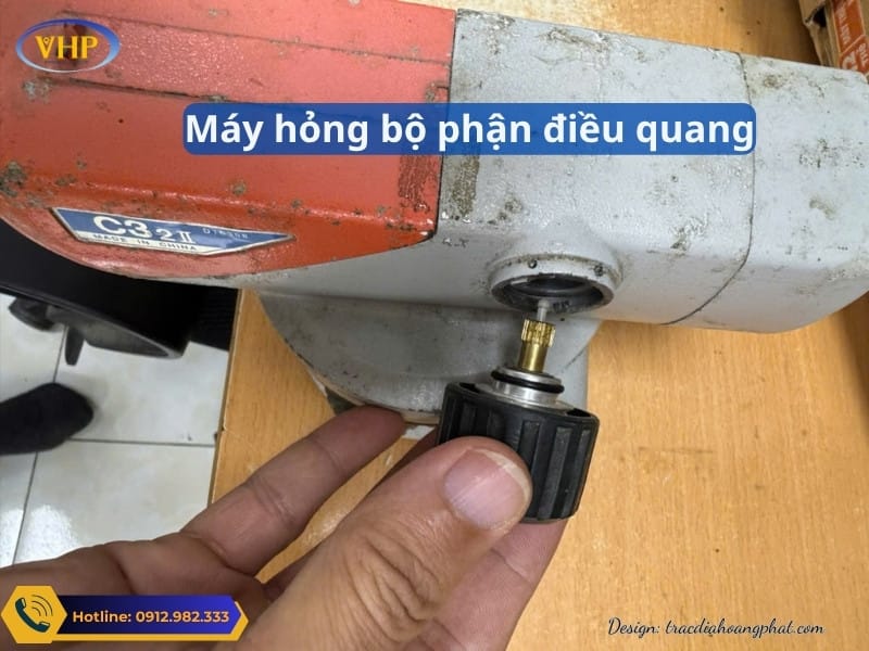 Máy thủy bình bị mờ do hỏng bộ phận điều quang