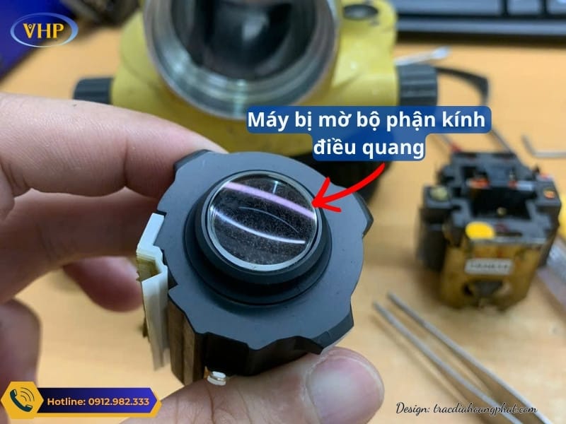 Máy thủy bình bị mờ phần kính điều quang