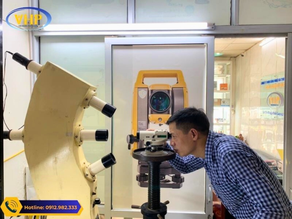 máy thủy bình được bảo quản cẩn thận trong hộp đựng chuyên dụng