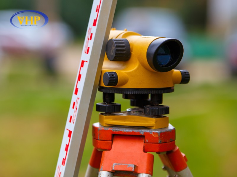 Máy thủy bình nên kiểm định định kỳ 6–12 tháng và kiểm tra ngay khi có dấu hiệu sai số hoặc va đập.