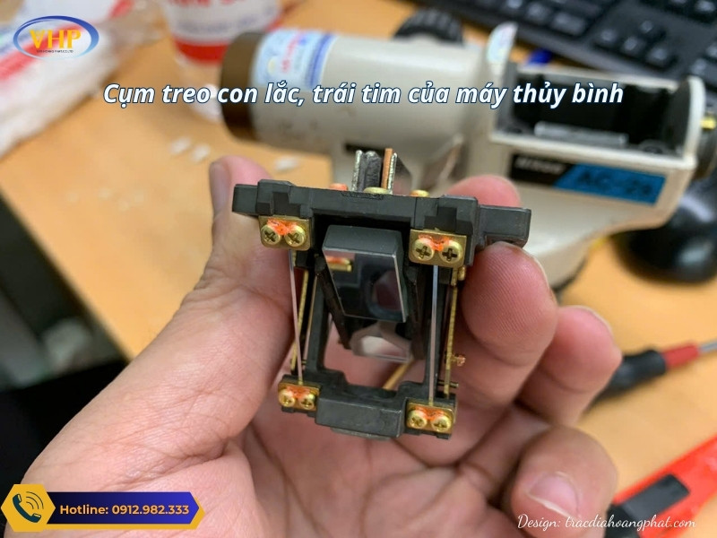 Hình ảnh cụm treo con lắc của máy thủy bình, đây là "trái tim của một máy thủy bình"