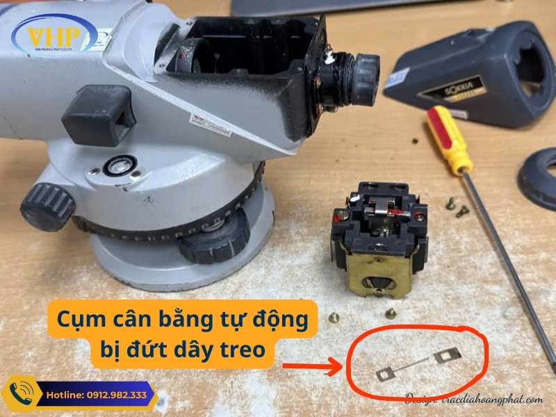 Máy thủy bình bị liệt rung khiến đường ngắm không tự cân bằng, gây sai số lớn khi đo đạc.