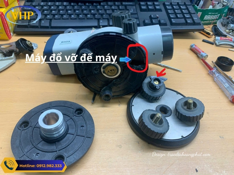 Máy thủy bình bị rơi đổ gây lệch hệ quang và cụm cân bằng, dẫn đến sai số góc i nghiêm trọng.