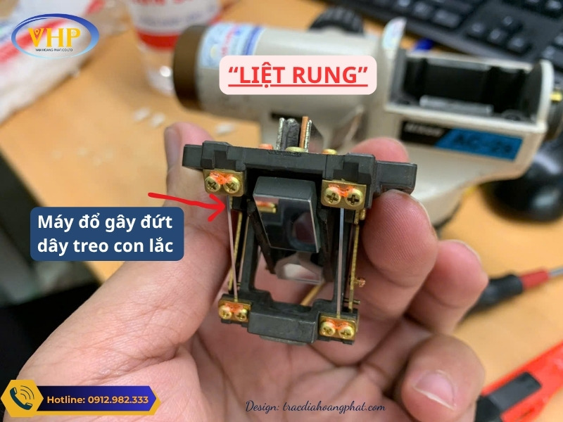 Máy thủy bình đổ gây đứt dây treo con lắc