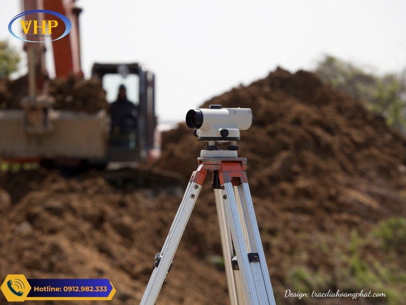 Máy thủy bình thường rơi đổ khi lắp trên chân máy cao lúc làm việc ngoài công trường với rất nhiều tiềm ẩn nguy cơ tai nạn.