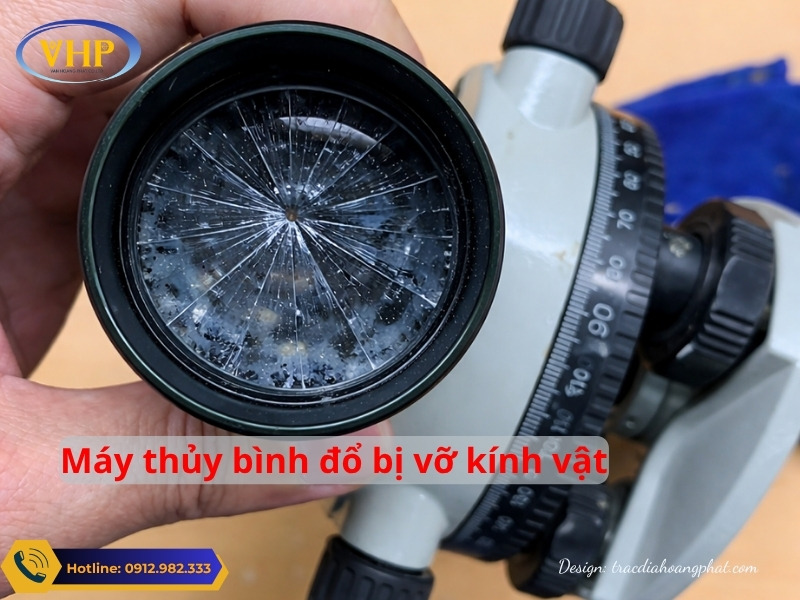 Máy thủy bình đổ bị vỡ kính vật. Đây là lỗi rất nghiêm trọng bắt buộc phải thay kính vật.