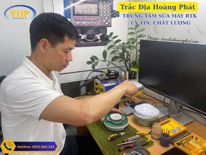 Chuyên gia Quang Nhì - Trắc Địa Hoàng Phát tiến hành tháo lắp và trực tiếp sửa các dòng máy và sổ tay RTK