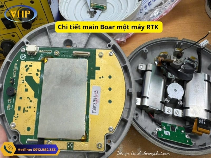 Hình ảnh chi tiết bên trong một máy GPS RTK sau khi mở ra