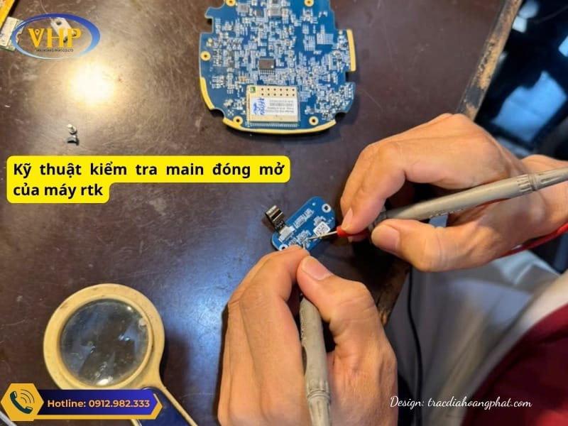 Hình Ảnh Kỹ thuật viên tại Trắc Địa Hoàng Phát đo kiểm tra main bật tắt của máy RTK