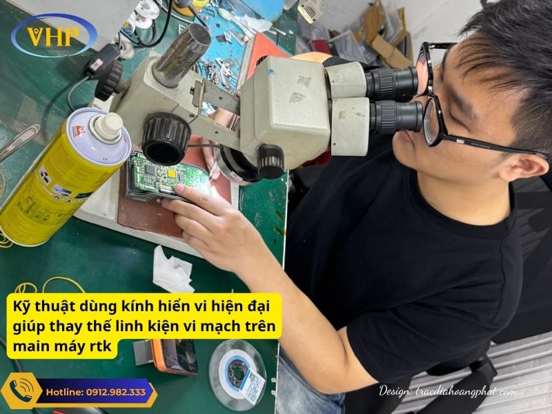 Kỹ thuật viên tại Trắc Địa Hoàng Phát đang sử dụng kính hiển vi chuyên dụng để sửa chữa linh kiện trên bo mạch điện tử máy RTK
