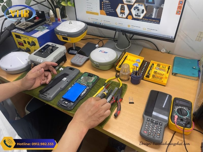 Quy trình tháo lắp và thay thế sổ tay điều khiển của máy RTK đòi hỏi người thợ có tay nghề cao và giàu kinh nghiệm
